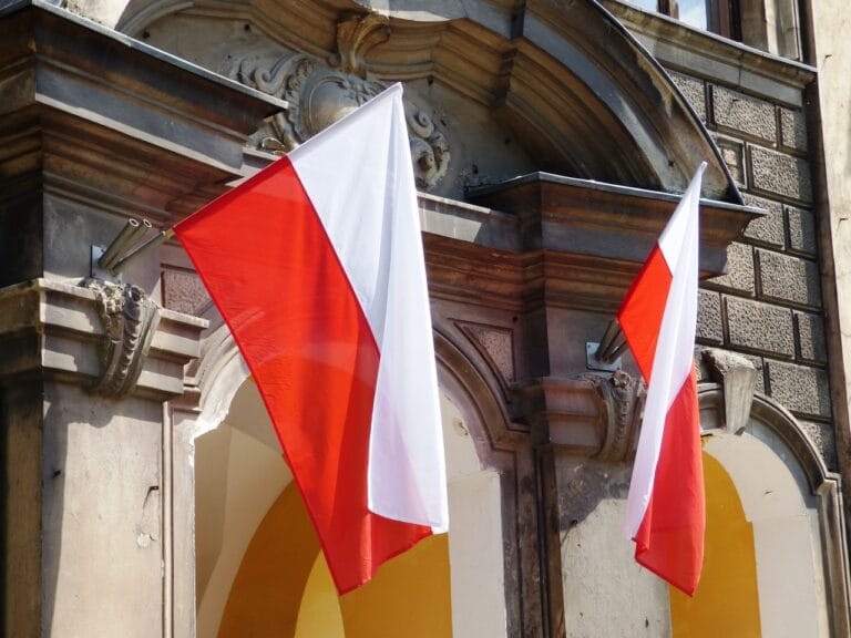 Relacje polsko-radzieckie w PRL: Między przyjaźnią a zależnością