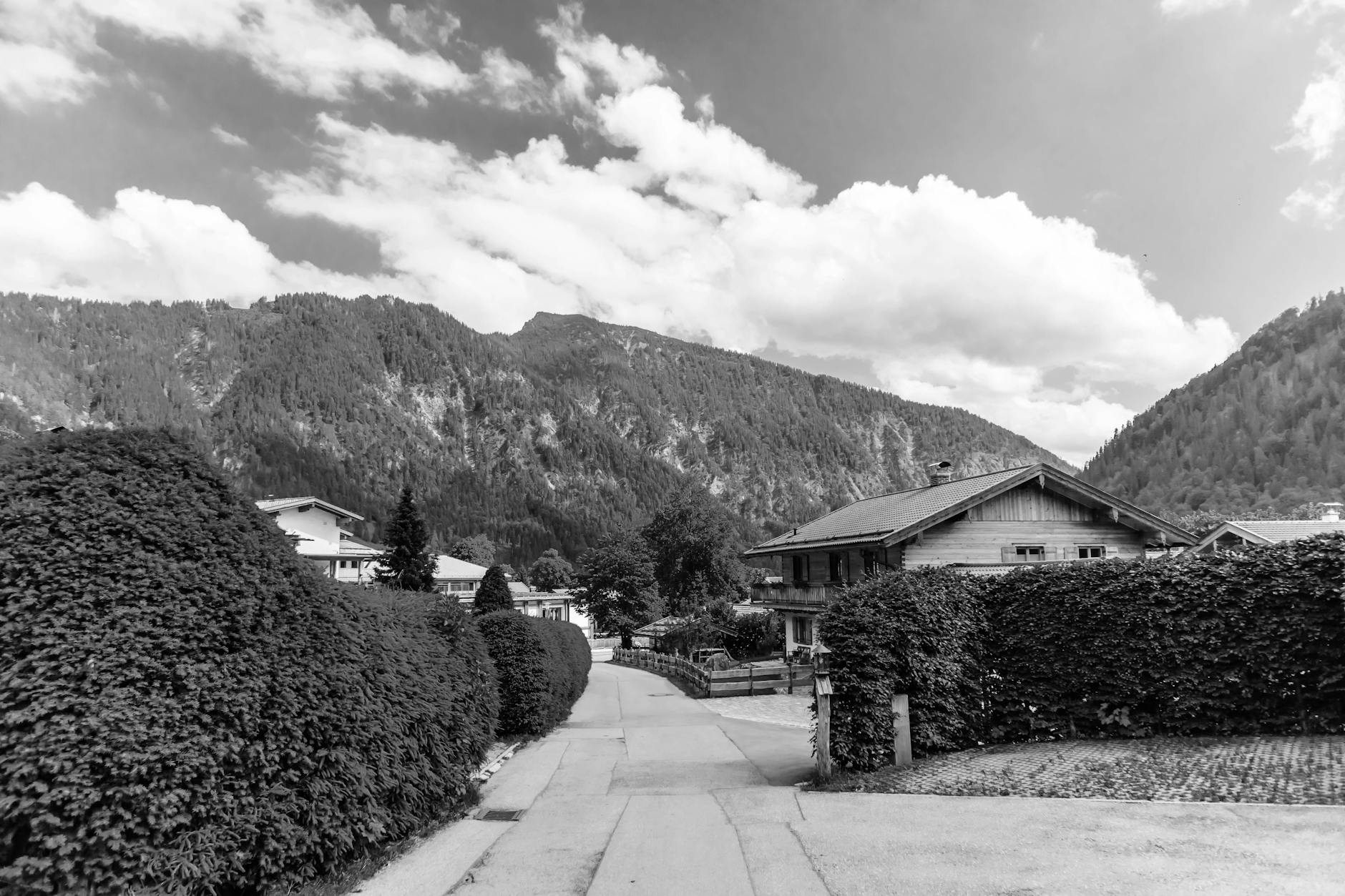 Czarno-białe ujęcie alpejskiej wioski Bayrischzell u stóp gór