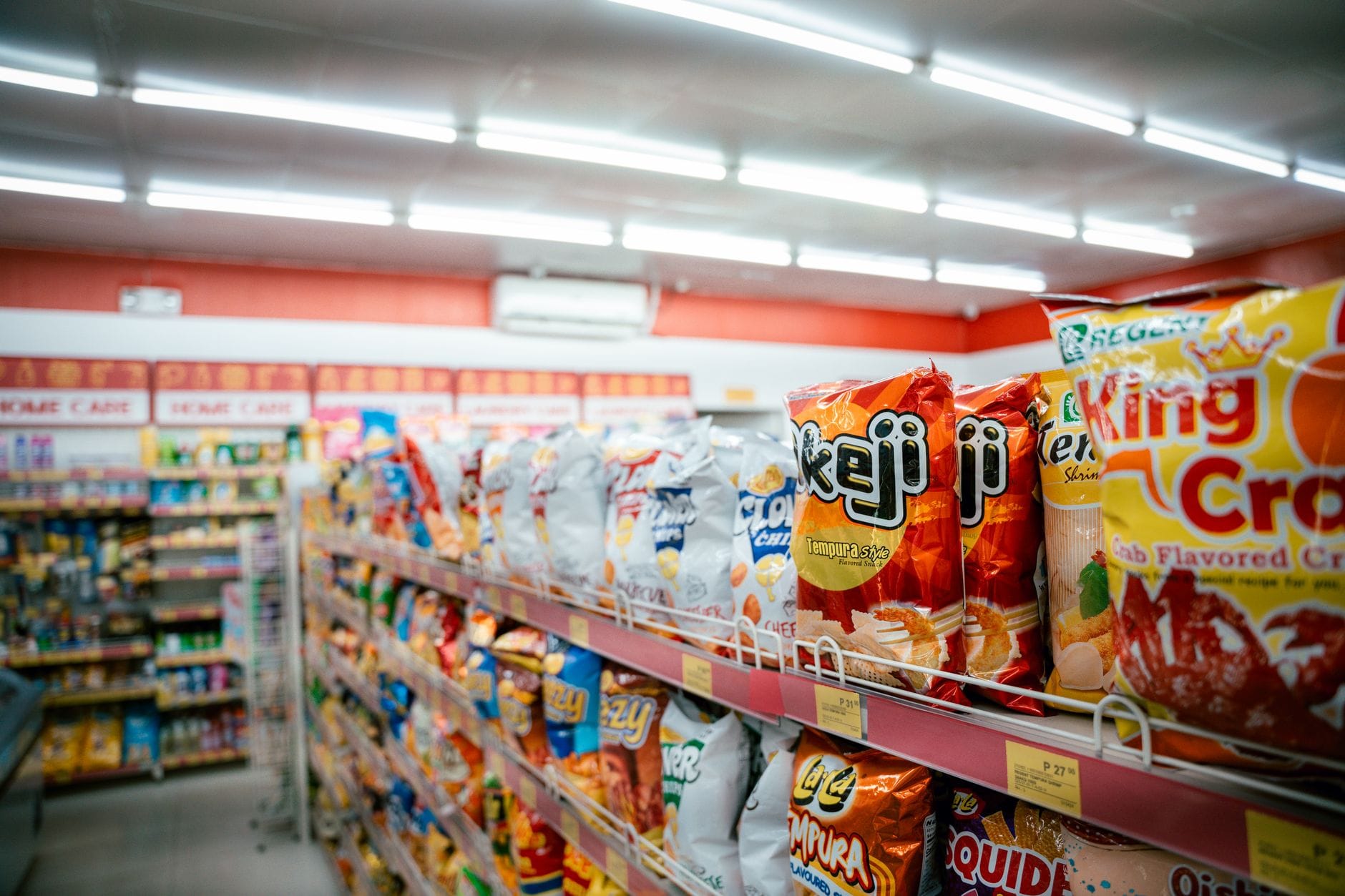 Alejka z chipsami i przekąskami w polskim supermarkecie